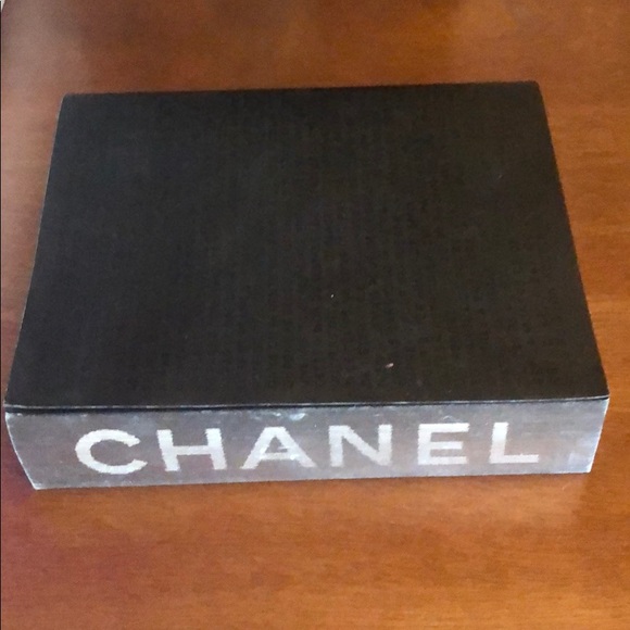 Chanel cartoon watch book - Picture 2 of 5